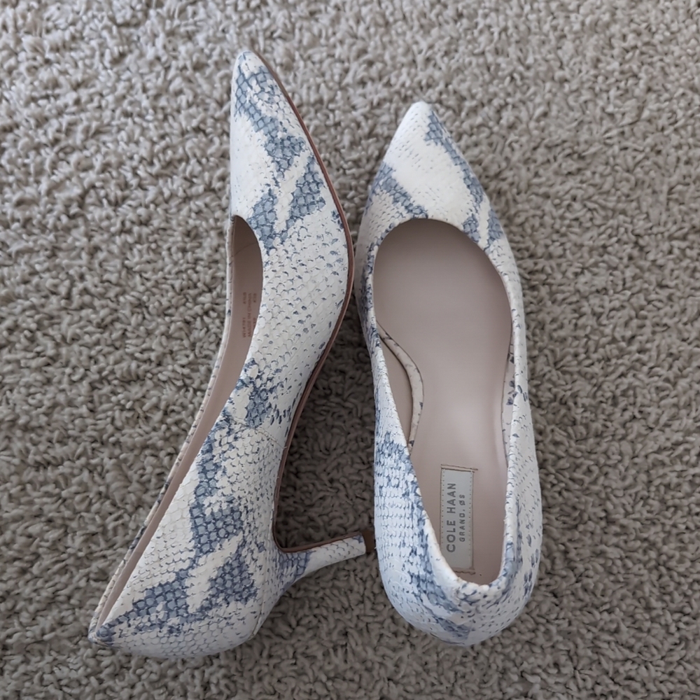 Bandolino Elegant White and Blue Snakeskin Pattern Heels